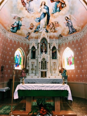 Picture of the altar at St. Stanislaus Catholic Church